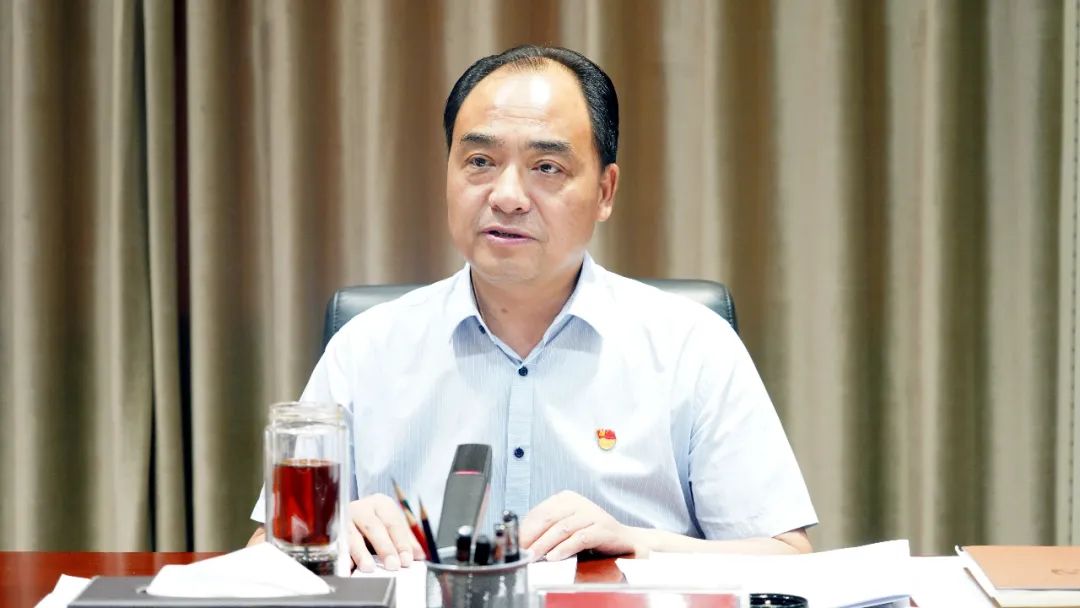 宗国明主持召开县委常委会会议