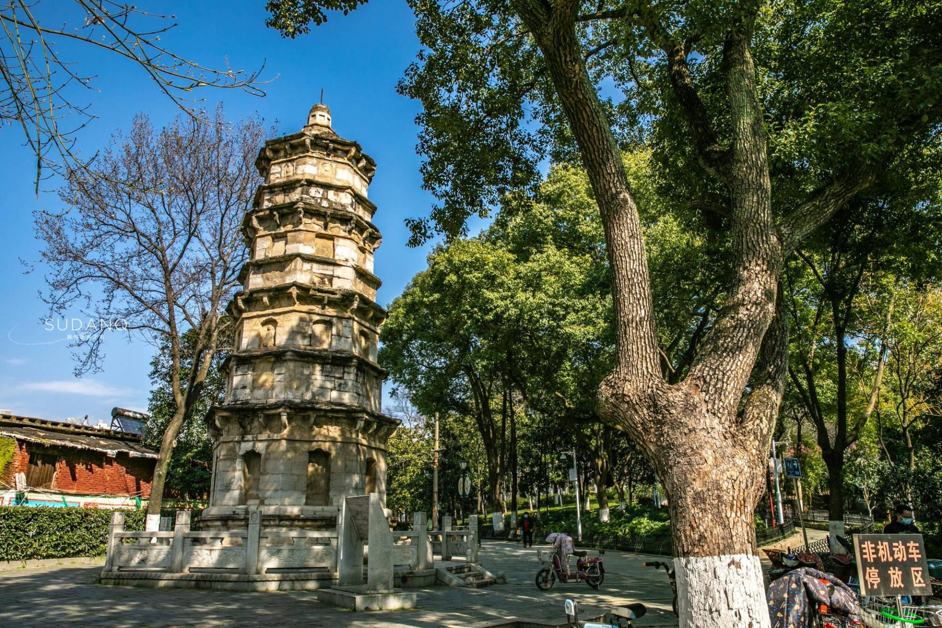 无影塔是位于武汉市洪山公园内的一座古老石塔,原名宋兴福寺塔,建于