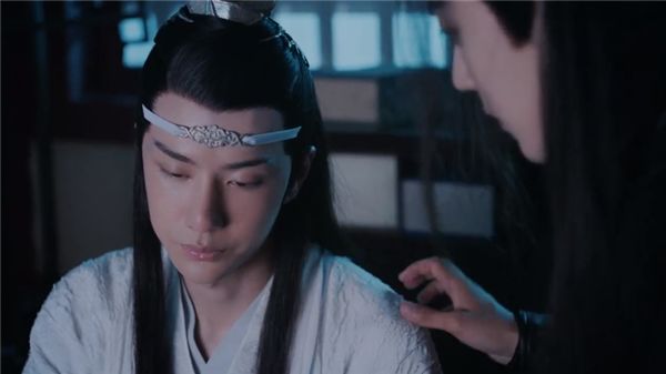 《陈情令:蓝湛醉酒后喝水举过头顶不是祭奠故人,是要浇醒自己
