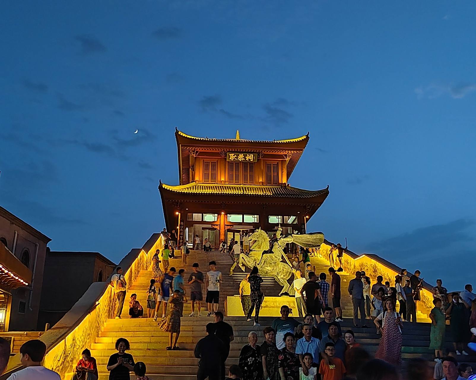 夜游喀什古城 夜晚的喀什古城真的超美真的好喜欢在古城里逛吃逛吃我