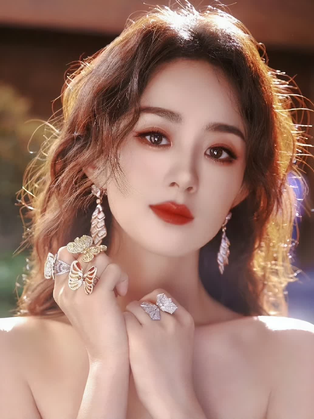 赵丽颖随拍,蛋卷发型慵懒随性,精致妆容难挡魅力-度小视