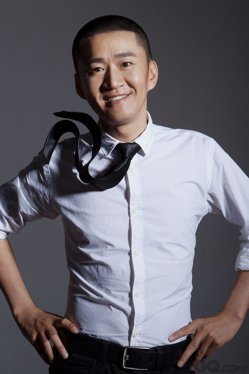 戏骨李嘉明惹争议,和好友餐馆吃饭少付钱,撒腿就跑10元钱吃一桌