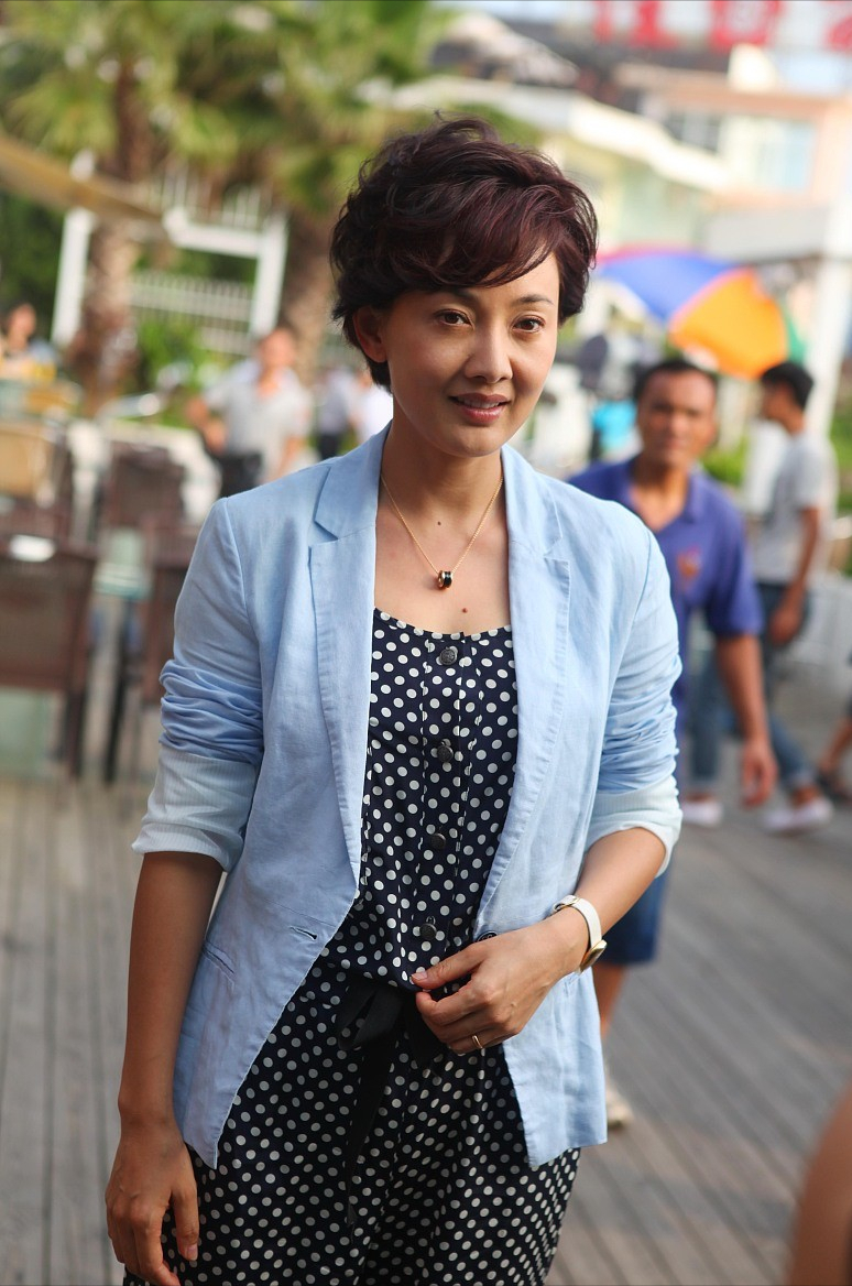 到了牛莉的年纪,真该穿点带色的衣服,显白不说精气神看着都好了