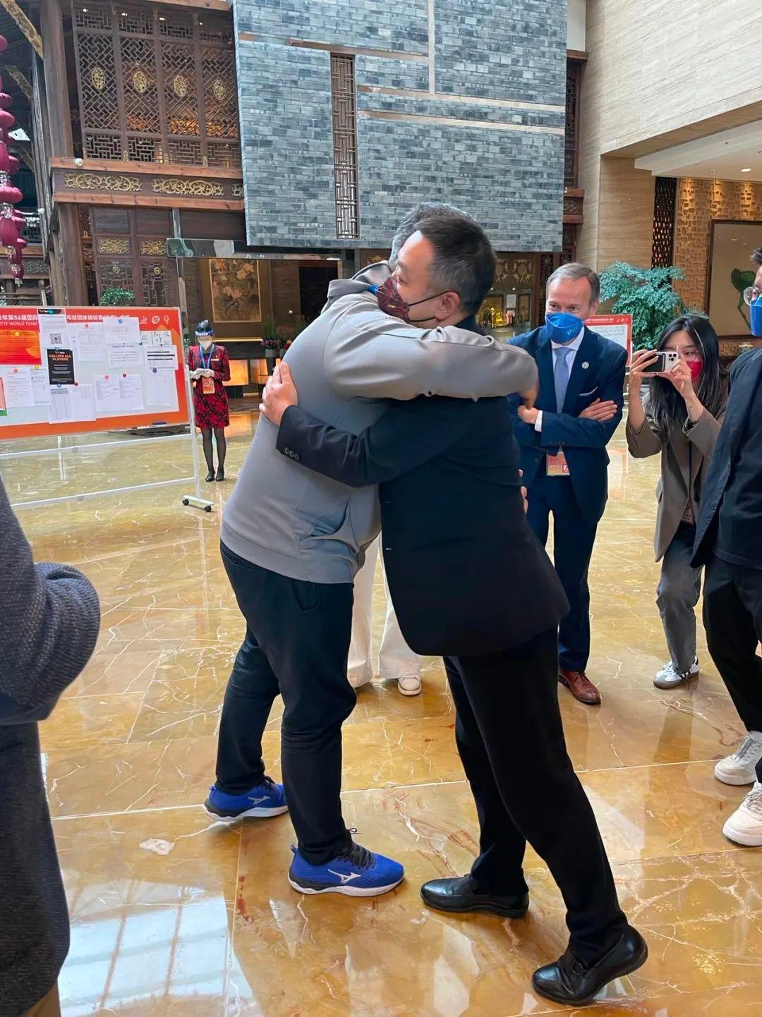 刘国梁新官上任忙不停!开会听取工作汇报,握手拥抱为同事送行