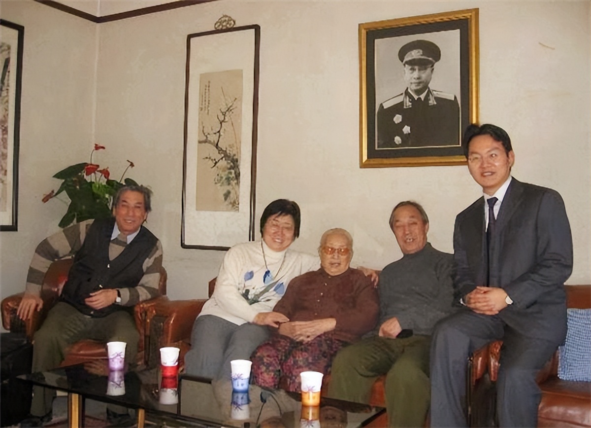 1992年,陈赓妻子傅涯赴台,十几辆车接她,傅涯:不知该上哪辆车