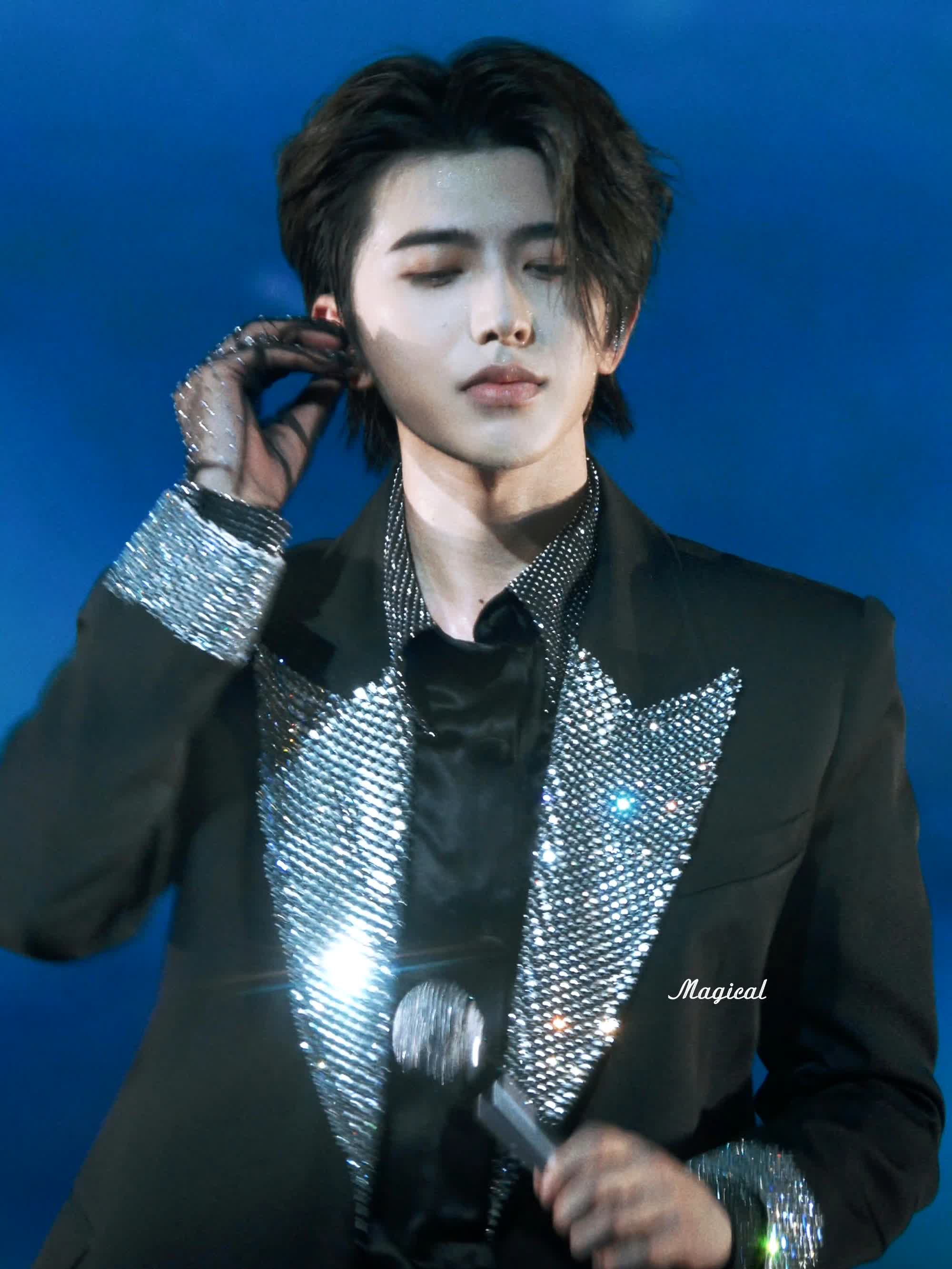 黑衣蔡徐坤亮相韩国街头状态不错