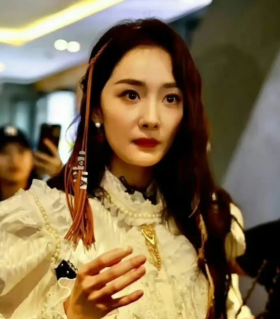 杨幂生图流出被质疑,腿部满是疤痕还鸡皮肤,干瘦青筋暴起引担忧