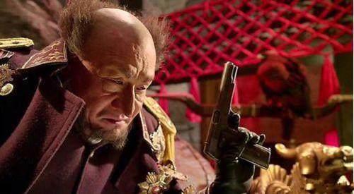 据说林更新和佟亚丽是直到杀青后,才知道那个秃头鹰钩鼻,竟然是梁家辉