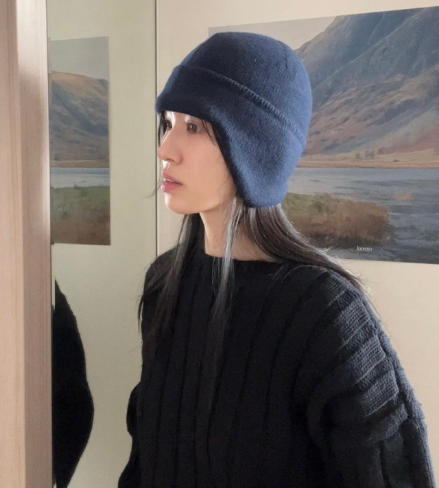 油管博主leenunu长相清秀 穿搭主打黑白灰 气质清新