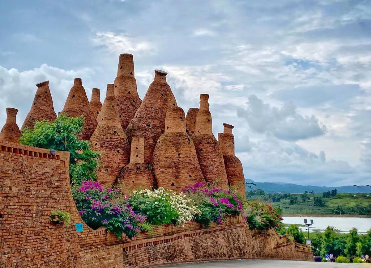 云南一奇特建筑,由红砖建造充满异域风格,像一堆瓶子堆积在一起