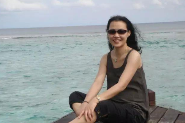 2000年涂俏来到深圳采访国内首位艾滋患者事后坦言想穿牛仔裤