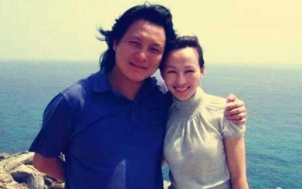 19岁与导演私奔,在6平米的地下室生下3胎,丈夫用七部剧捧红她