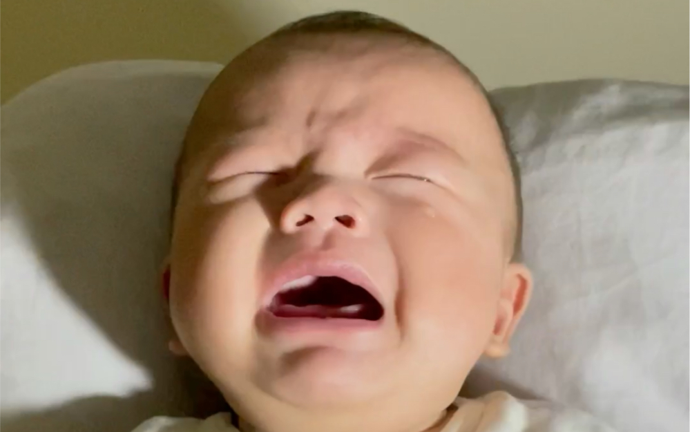 婴儿哭闹可以放任不管吗 婴儿哭的时候可以放任不管吗