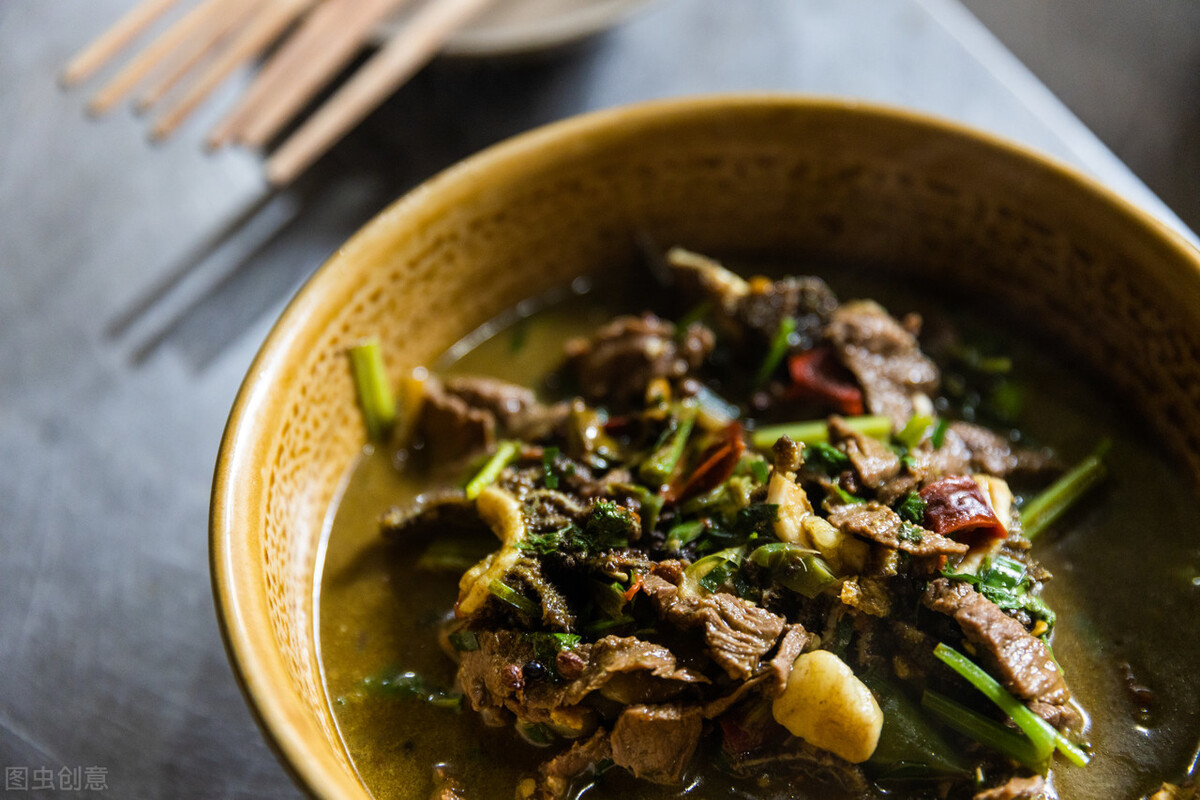 贵州第一黑暗美食,牛粪火锅?是牛瘪火锅!吃完一口气爬五楼