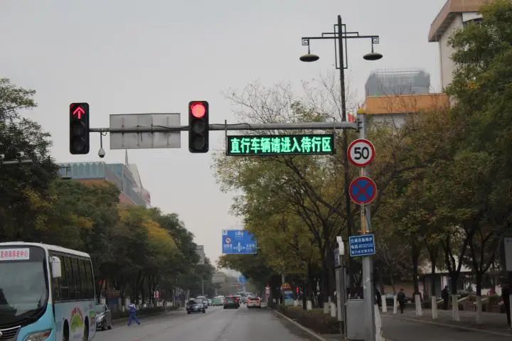 懵了!走错就扣6分,这个「直行待行区」到底该怎么走?