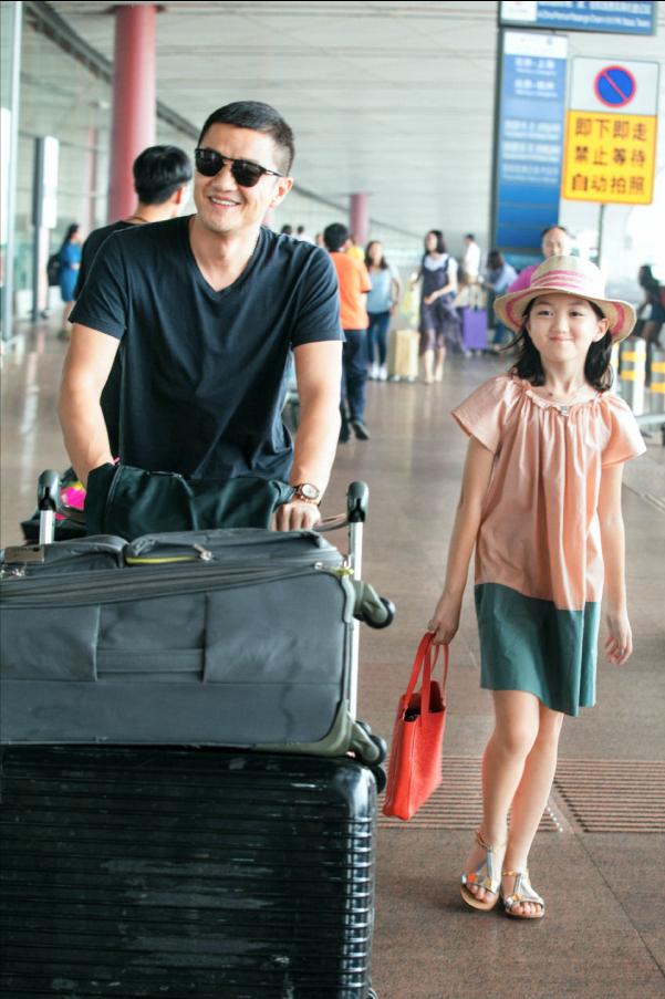 李嫣:7岁父母离异,12年历经3次手术,16岁身高腿长,个性像王菲