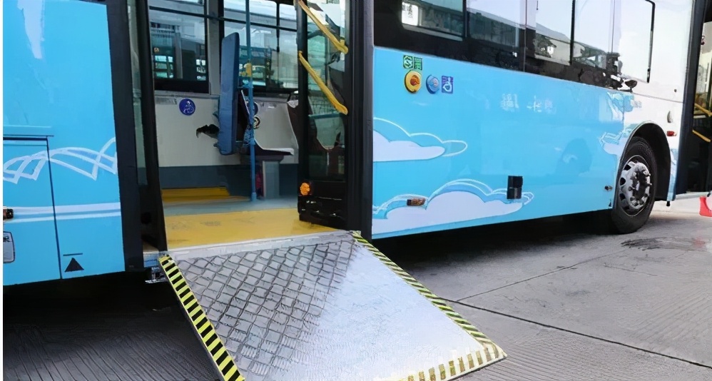 12月3日国际残疾人日,厦门首批20辆无障碍公交车投入使用
