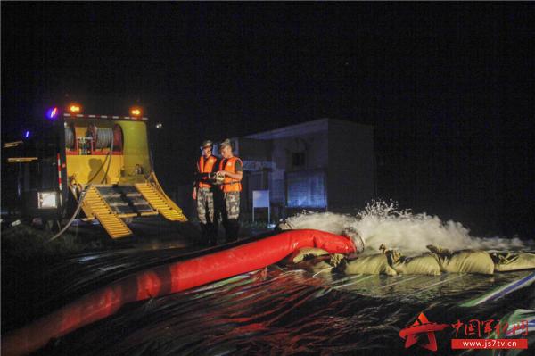 湖北石首:强降雨致千余头麋鹿被困 武警专业救援力量火速驰援