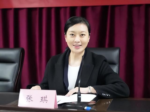 "美过仙女"!我国最年轻女县长张琪:学历比外貌更出众?