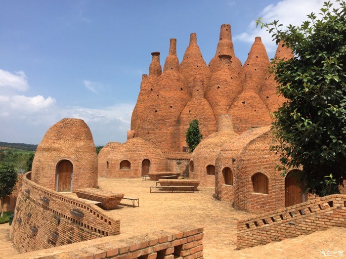 云南最奇葩的建筑,里面建筑全部是酒瓶子,是艺术家们的天堂