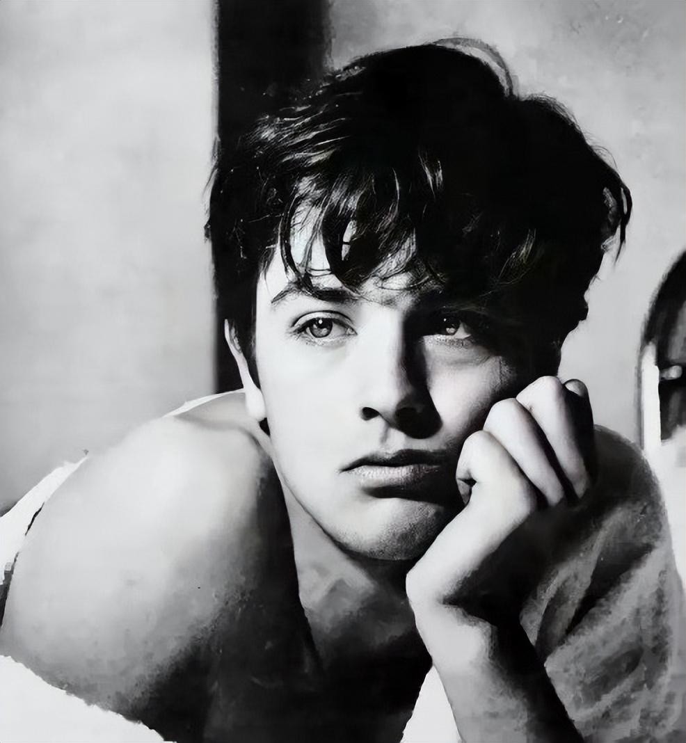 41年前,43岁的"茜茜公主"去世,阿兰·德龙为了她守灵3天3夜