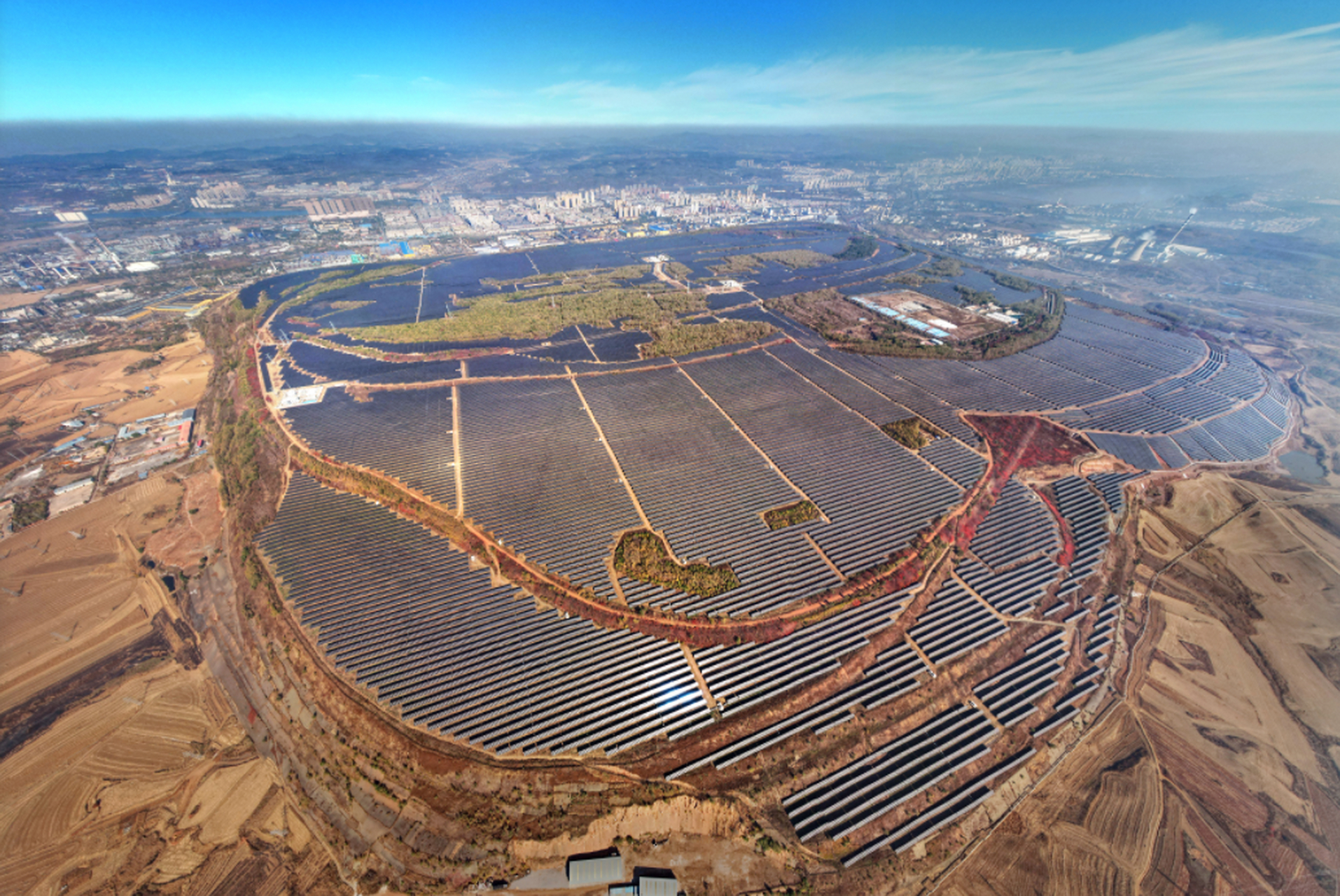 至此,西舍场300mw光伏发电项目已全部投产运行.