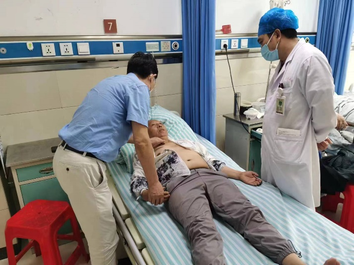 上海东方肝胆外科医院杨广顺教授来蚌埠市中医院成功实施肝癌手术