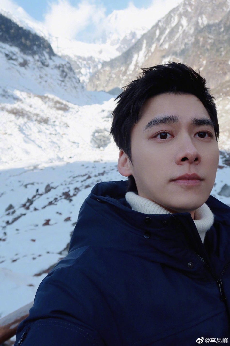 李易峰晒九宫格自拍 沐浴阳光帅气十足