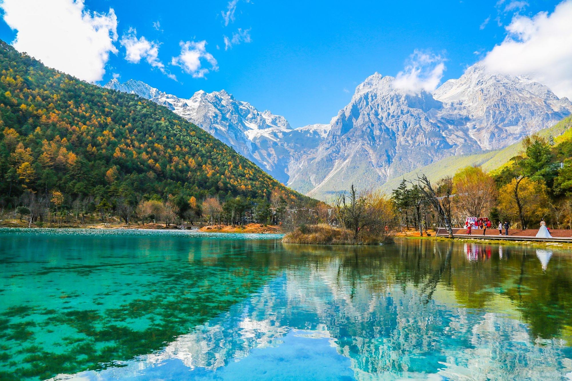 云南这个地方景色真美,完全可以媲美九寨沟,非常值得一游