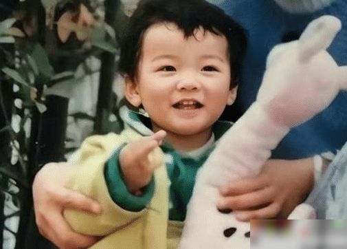 龚俊的父母都是做生意的,做过很多工作,比如卖皮鞋,卖烟酒之类的.