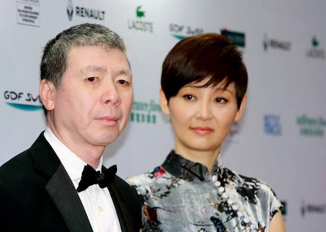 徐帆素颜带娃探班,冯小刚冷漠回应,网友:徐帆真的好卑微啊