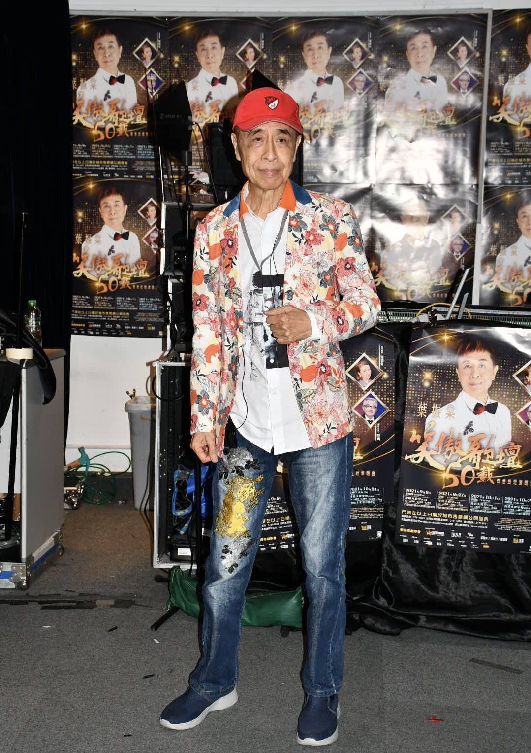 港星叶振棠近况曝光!77岁视力仅剩一成,与小40岁女友谱黄昏恋