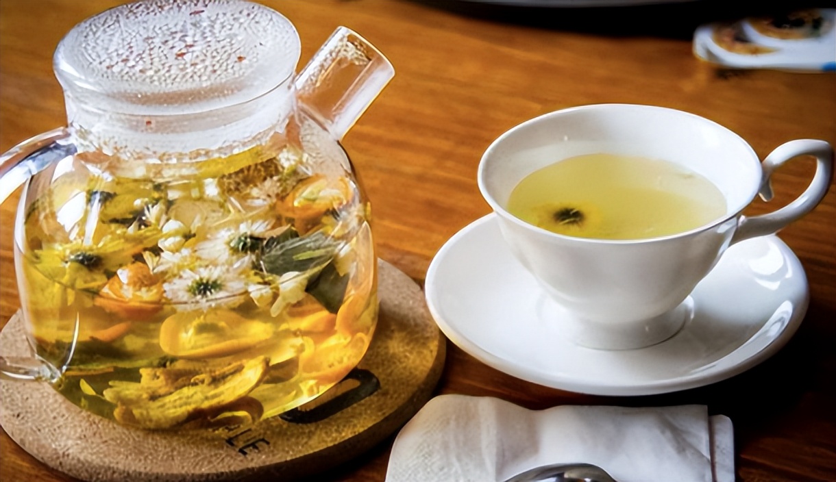 泡菊花茶时,茶水总是苦涩不香浓?教你4招,清凉甘润,去秋燥