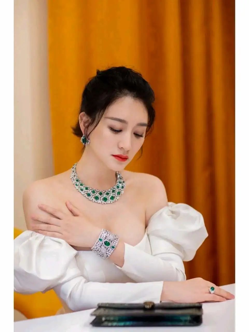 当李小冉脱去衣服,换上泳装,又美又白又光滑