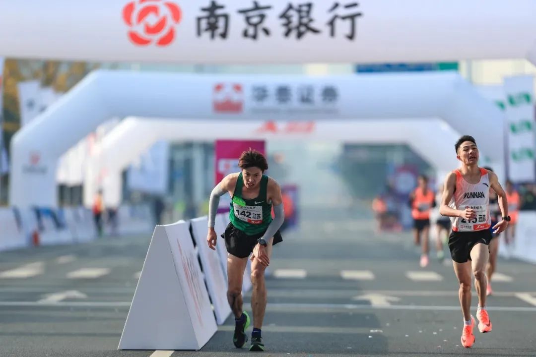 大个子杨乐2小时13分完赛,诠释马拉松精神!