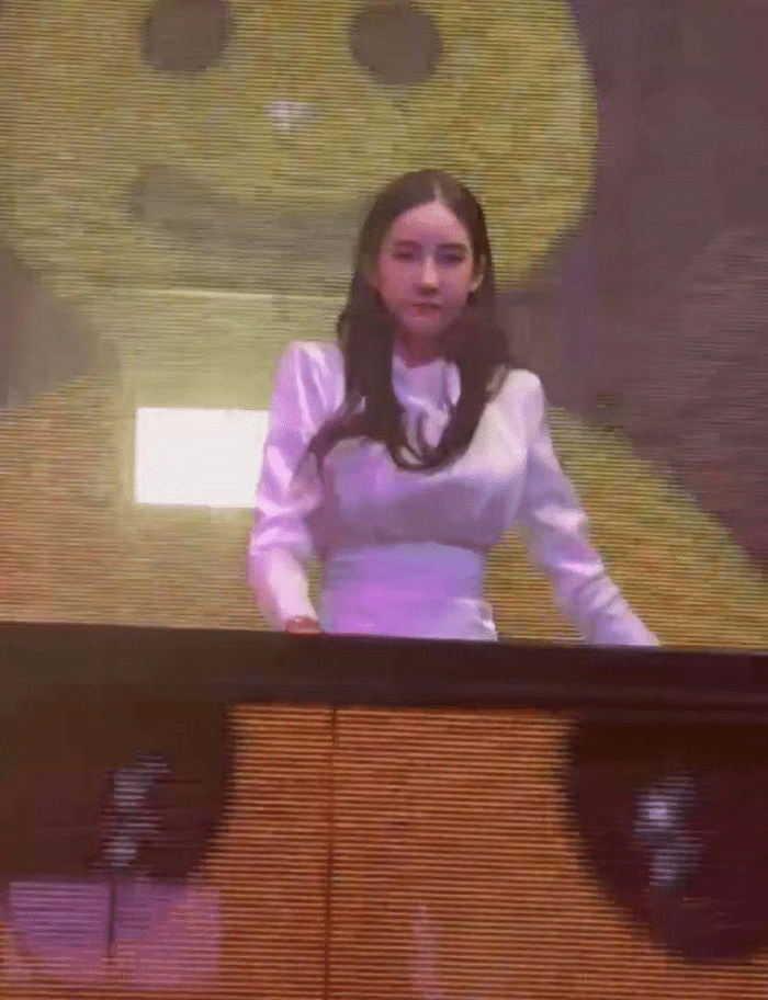 网红一姐潘南奎酒吧捞金!颜值惊艳,遭众人围拍裙底险走光