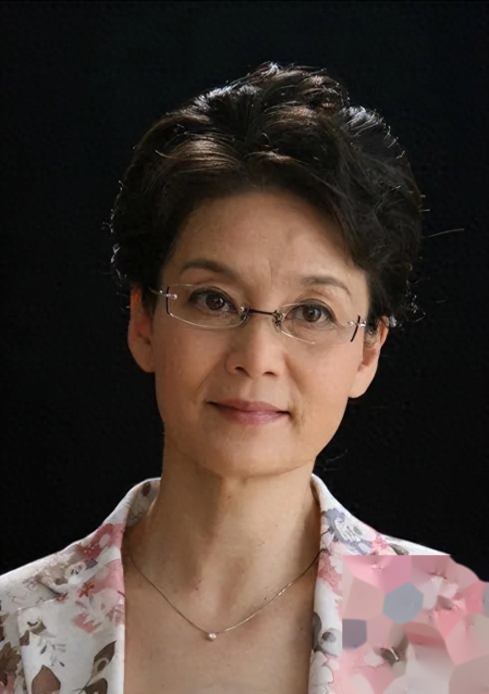 尽管职场事业蒸蒸日上,星途灿烂,但她的感情经历却像电视剧一般曲折