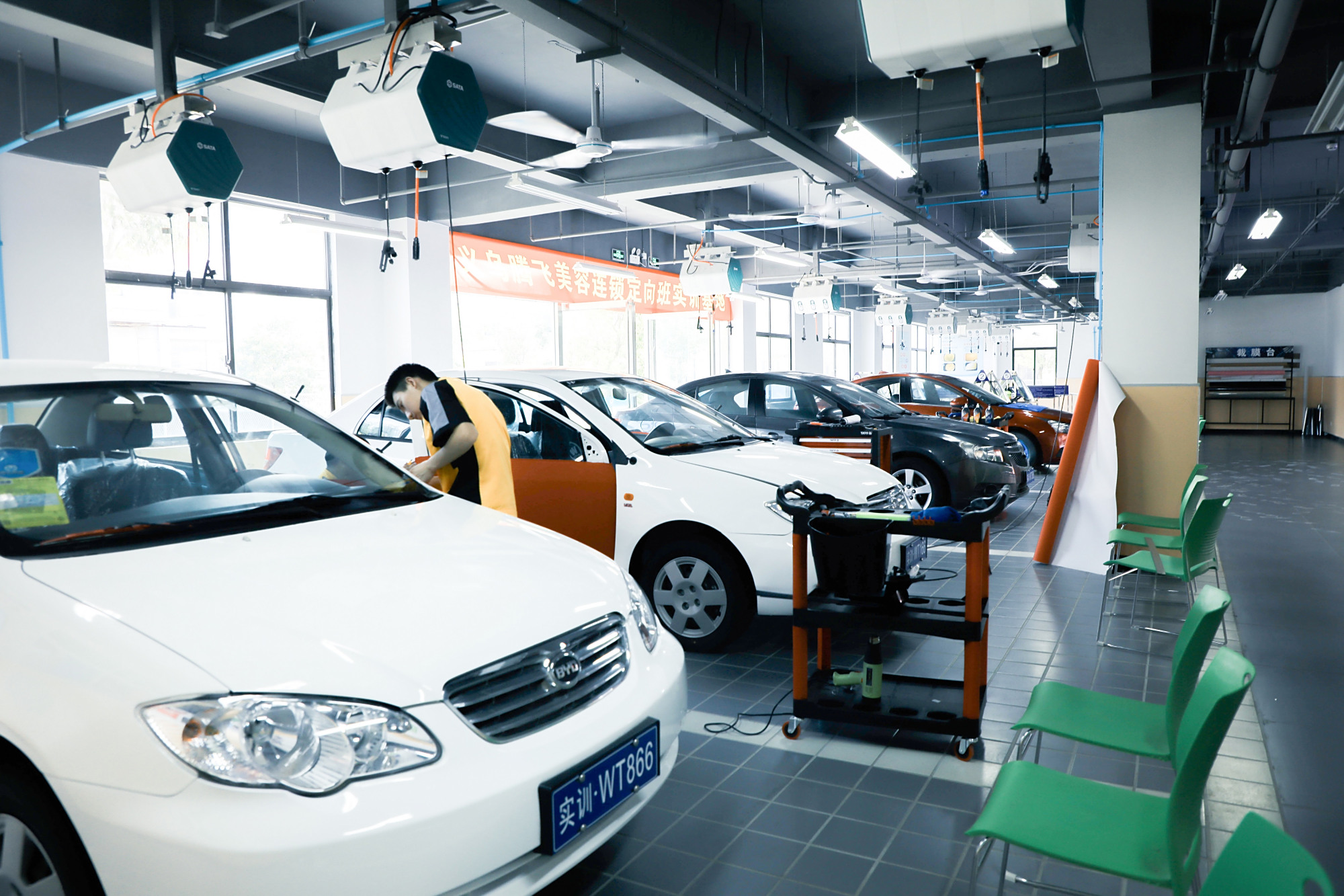 上海汽修学校:短期专业推荐!初春学技术,轻松创就业