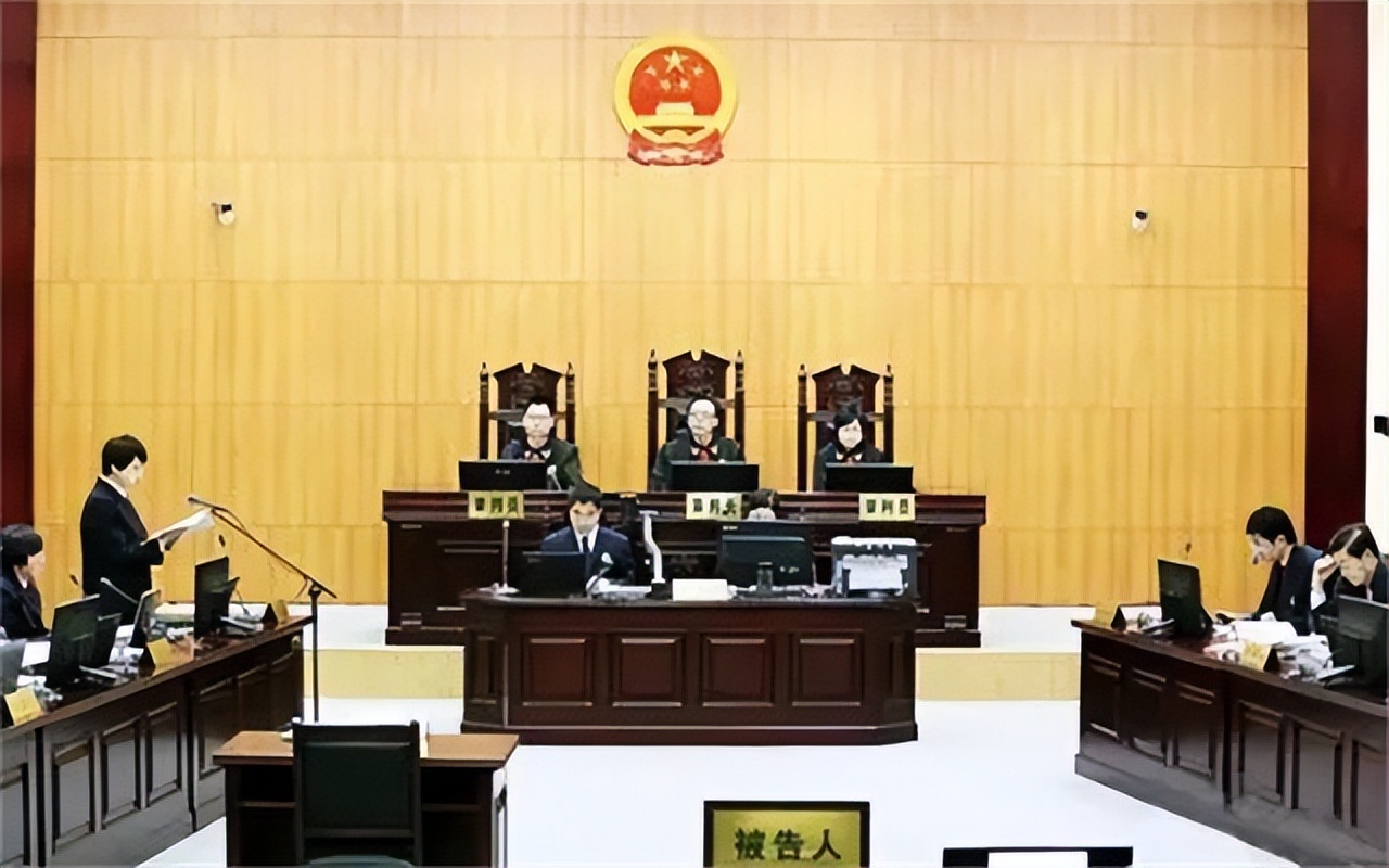 2006年袁宝璟走下法庭,和妻子见面后,执行死刑