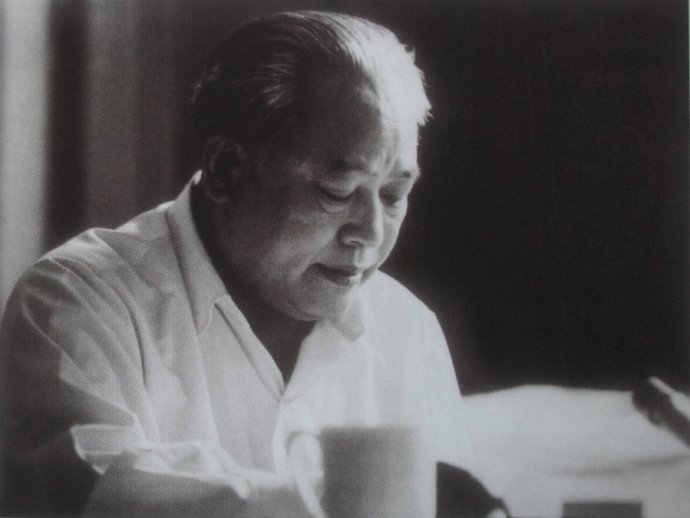 总政主任余秋里得知装甲兵司令员黄新廷要来,说:我马上下楼迎接