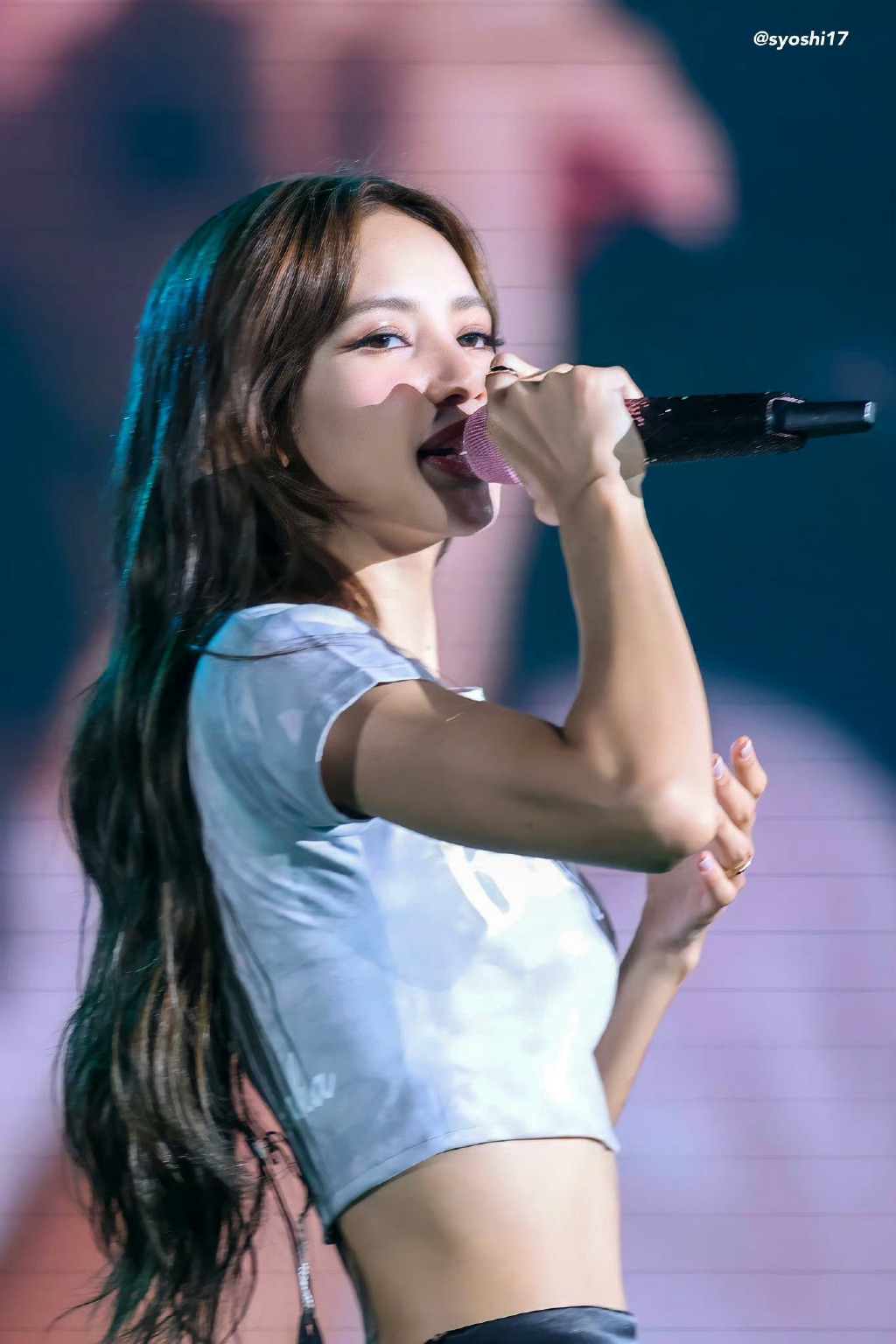 lisa掀起刘海,露出光洁额头,网友惊呼:这是100亿广告费的效果