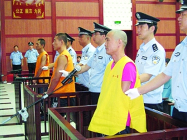 董佳继:18岁开始犯罪,不满妹妹好前途,杀狱警越狱继续作恶