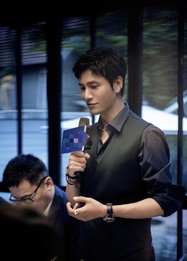 陈坤晒小孩百天照,还配文称"陈家小少爷",网友:又想当爹了?