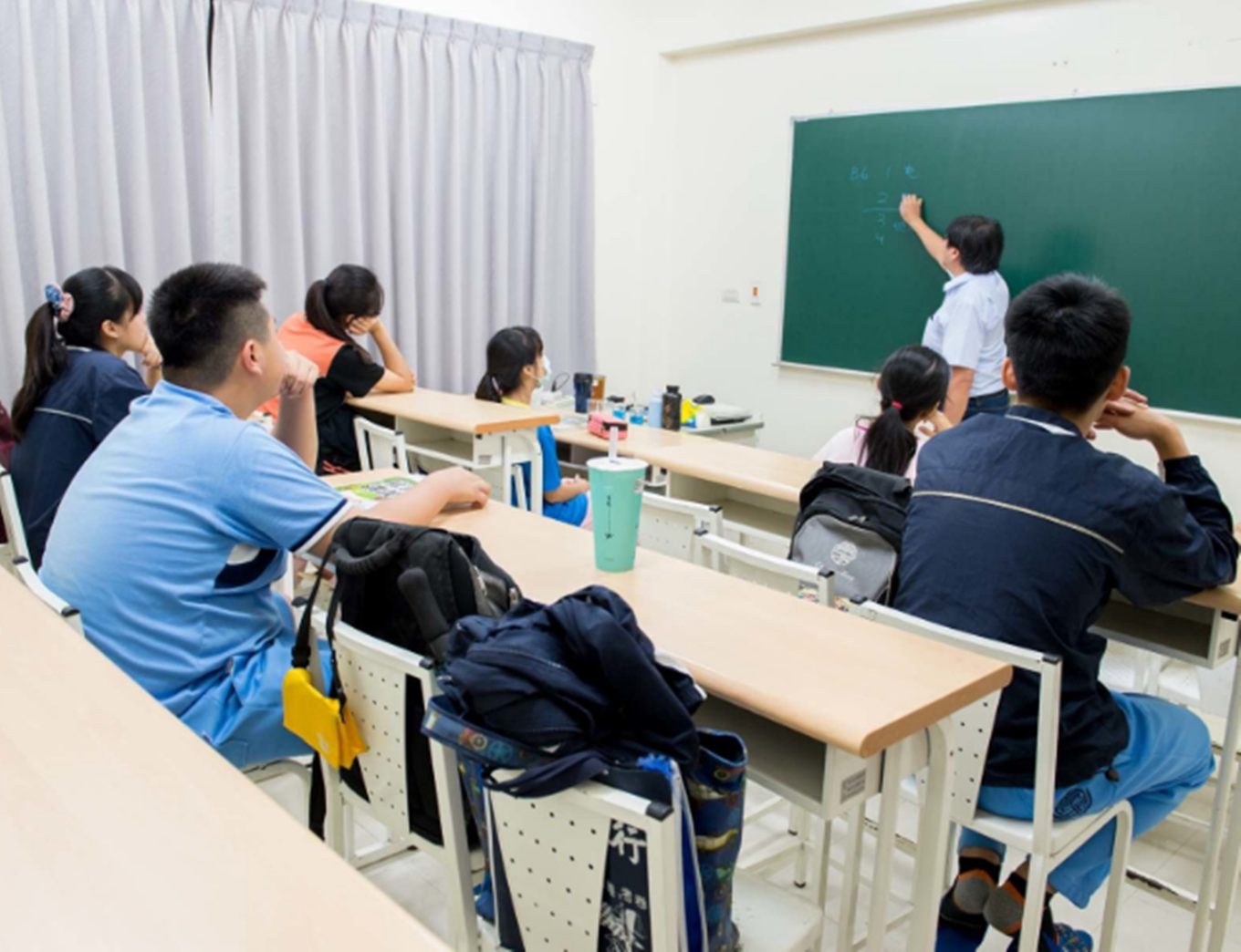 特级教师违规补课,一年后遭学生举报被开除,竟因为教太好?