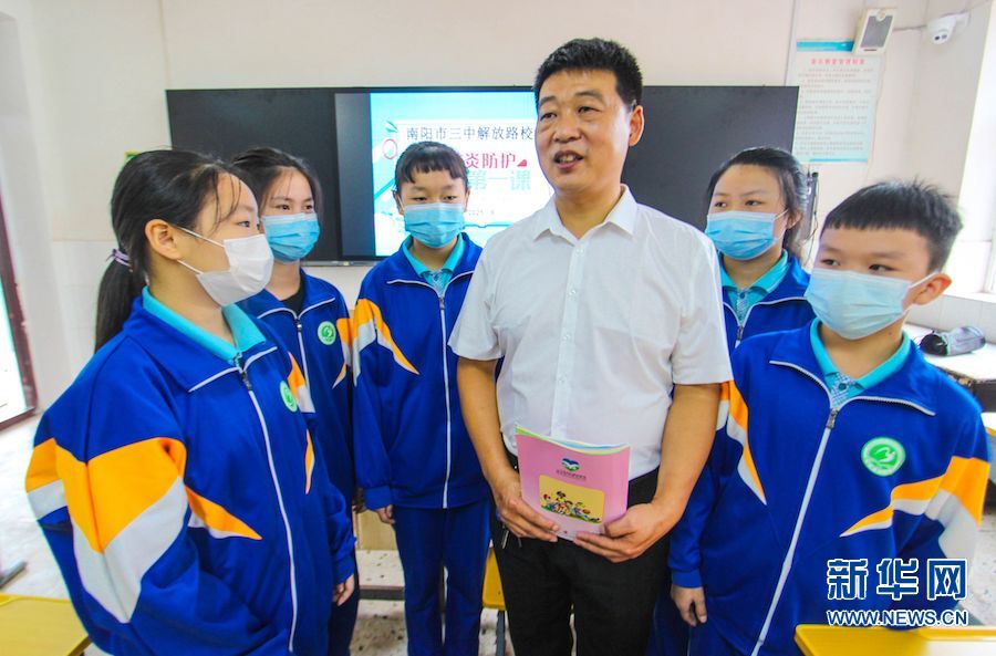 9月7日,河南省南阳市第三中学解放路校区教室,教师在给学生讲防疫常识