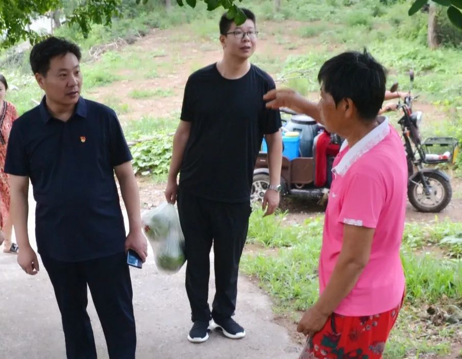 修武法院院长王国利来到西大掌村开展走访慰问活动