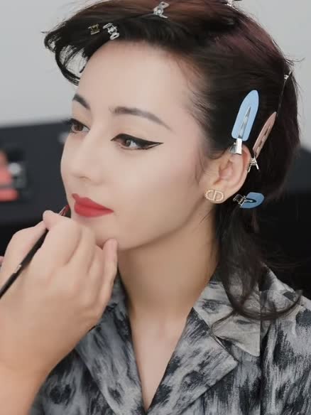 热巴最新杂志妆容大揭秘,眼神自信十足惊艳众人!