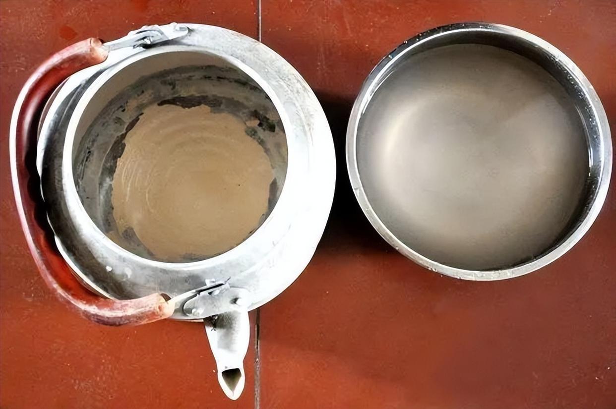 电水壶有"水垢"烧水慢还不健康?邻居阿姨支几招,水垢自动消失
