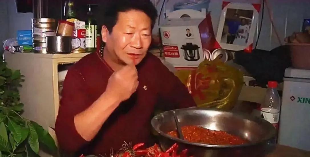 回顾"辣王"李永志:5斤辣椒配白酒吃了38年,如今下场令人同情