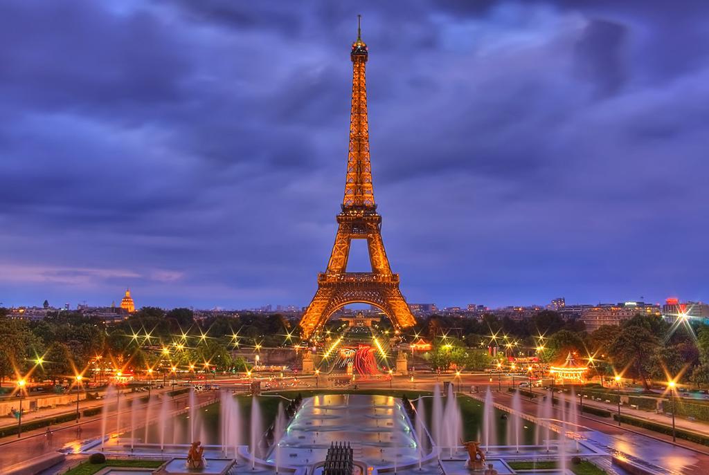 巴黎地处法国北部,处在巴黎盆地的中央,城市中塞纳河穿过城市形成了
